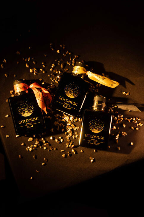 Ästhetisches Ensemble Goldmusk Parfüm Flakons Produktfoto